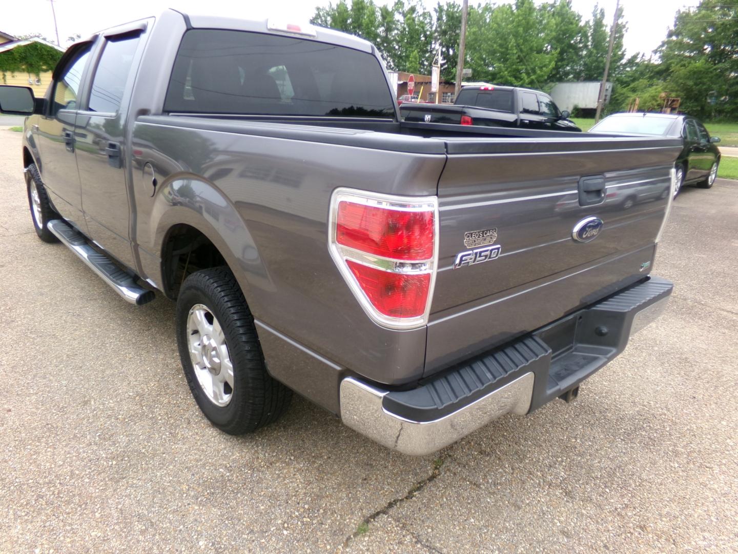 2010 Gray /Gray Ford F-150 XLT SuperCrew 5.5-ft. Bed 2WD (1FTFW1CVXAK) with an 5.4L V8 SOHC 24V FFV engine, 4-Speed Automatic transmission, located at 401 First NE, Bearden, AR, 71720, (870) 687-3414, 33.726528, -92.611519 - Photo#2